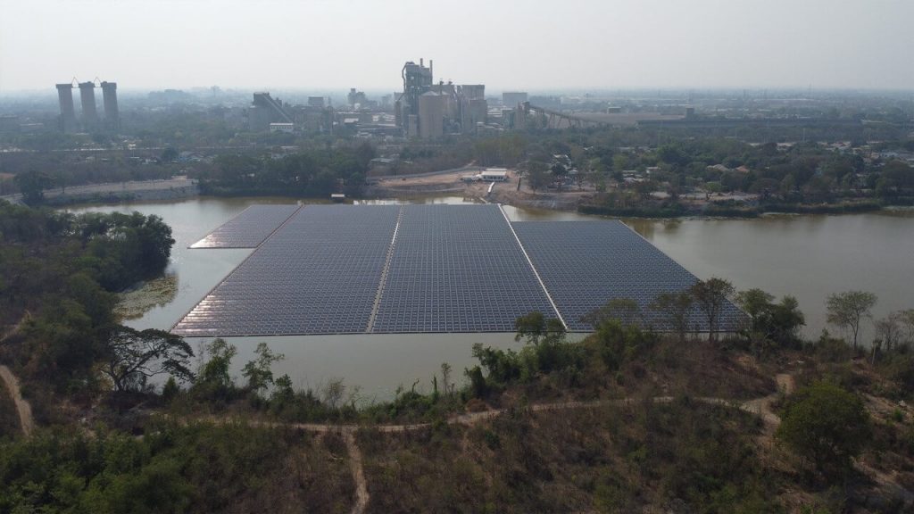 ตัวอย่างการใช้งานนวัตกรรม SCG Solar Floating Solutions บนผืนน้ำในที่บริษัท ปูนซิเมนต์ไทย (ท่าหลวง) จำกัด โรงงานท่าหลวง จ.สระบุ